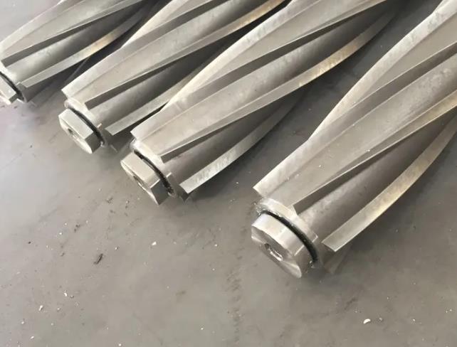 不正確安裝或嚴重磨損的冰刀刀片也會導(dǎo)致冰刀卡住